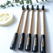 Charger l'image dans la galerie, Ensemble de 5 BROSSES À DENTS en bambou écologique- Kit of 5 bamboo toothbrushes - Calypso Éco-savonnerie