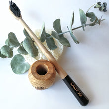 Charger l'image dans la galerie, Ensemble BROSSE À DENT ET SUPPORT EN BAMBOU - Ecofriendly kit of toothbrush and bamboo holder - Calypso Éco-savonnerie