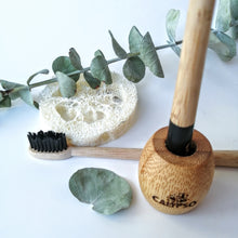 Charger l'image dans la galerie, Ensemble BROSSE À DENT ET SUPPORT EN BAMBOU - Ecofriendly kit of toothbrush and bamboo holder - Calypso Éco-savonnerie