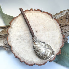 Charger l&#39;image dans la galerie, CUILLÈRE upcyclée en coquillage d&#39;huître - Upcycled oyster shell spoon - Calypso Éco-savonnerie

