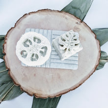 Charger l'image dans la galerie, DUO de départ ZÉRO-DÉCHET pour le bain - SAVON-LUFFA et son PORTE-SAVON EN BÉTON NATUREL - Basic Zero Waste Duo - LUFFA SOAP BAR and his CONCRETE soap dish