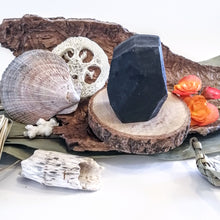 Charger l'image dans la galerie, GEL DOUCHE solide au charbon activé - Activated charcoal shower gel bar - Calypso Éco-savonnerie