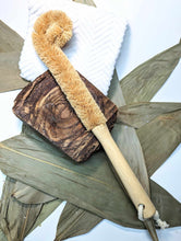 Charger l&#39;image dans la galerie, Longue brosse à récurer pour bouteille - bambou et fibre de sisal
