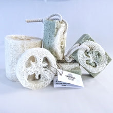 Charger l&#39;image dans la galerie, SAVON - BARRE DE DOUCHE LUFFA - Sel de mer et eucalyptus - Luffa Soap Bar - Sea salt Eucalyptus - Calypso Éco-savonnerie
