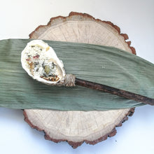Charger l&#39;image dans la galerie, THÉ pour le bain et cuillère upcyclée en coquillage d&#39;huître - TEA TUB and upcycled oyster shell spoon - Calypso Éco-savonnerie

