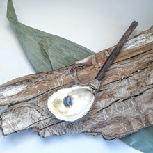 Charger l&#39;image dans la galerie, THÉ pour le bain et cuillère upcyclée en coquillage d&#39;huître - TEA TUB and upcycled oyster shell spoon - Calypso Éco-savonnerie
