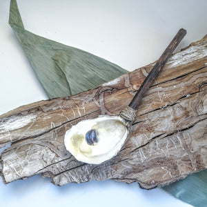 CUILLÈRE upcyclée en coquillage d'huître - Upcycled oyster shell spoon - Calypso Éco-savonnerie