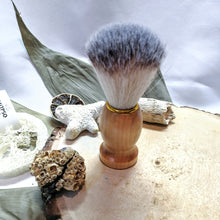 Charger l&#39;image dans la galerie, Blaireau de rasage en bois naturel - Badger shaving brush
